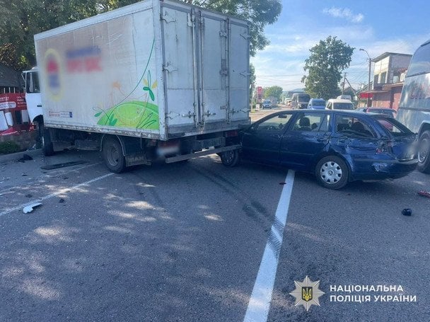 Масштабна аварія сталася на Закарпатті: автобус із пасажирами перекинувся, є загиблі та тяжко поранені (відео) 5 ДТП на Закарпатті / © Національна поліція Закарпатської області