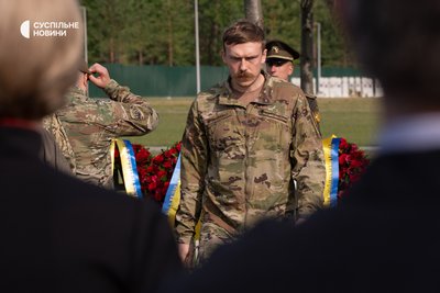 Командир 1-го корпусу Нацгвардії «Азов», генерал Денис «Редіс» Прокопенко під час церемонії перепоховання нащадків першого лідера Організації українських націоналістів, полковника Євгена Коновальця на військовому цвинтарі на Київщині, 18 серпня 2026 року