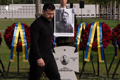 Президент України Володимир Зеленський на урочистій церемонії перепоховання нащадків першого лідера Організації українських націоналістів, полковника Євгена Коновальця. Київщина, 18 серпня 2026 року