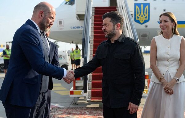 Президент Зеленський здійснив свою першу офіційну поїздку до Сербії, де провів зустріч з главою держави Вучичем.