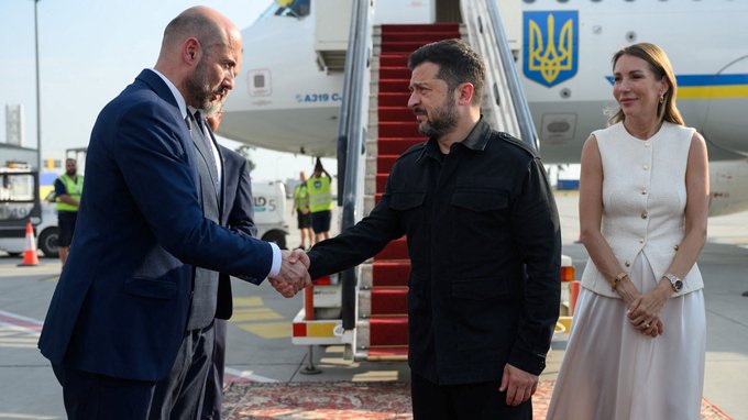 Президент Зеленський здійснив свою першу офіційну поїздку до Сербії, де провів зустріч з главою держави Вучичем. 2