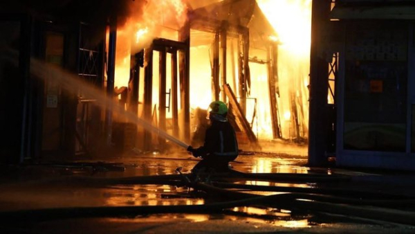 На книжковому ринку Києва спалахнула пожежа внаслідок нічної атаки, троє осіб отримали травми.