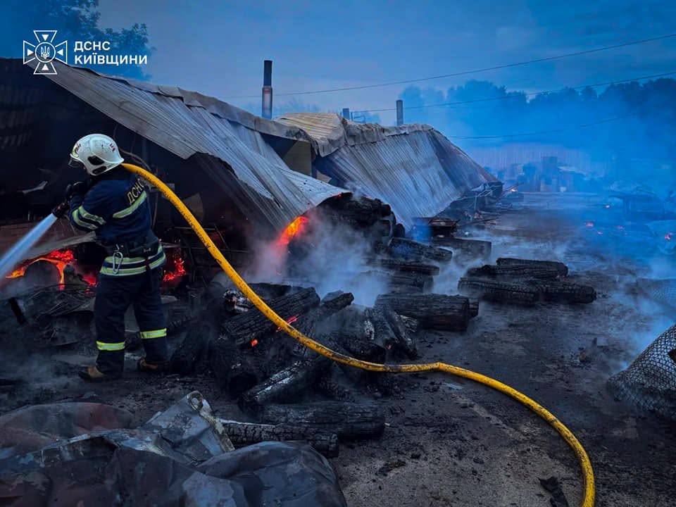 Уламки російських дронів зруйнували будинок на Київщині, спричинивши загибель директорки київського ліцею разом з чоловіком і онуком. 17