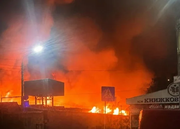 Київ під російським ракетним ударом, загоряння на “Петрівці”, троє людей зазнали поранень.