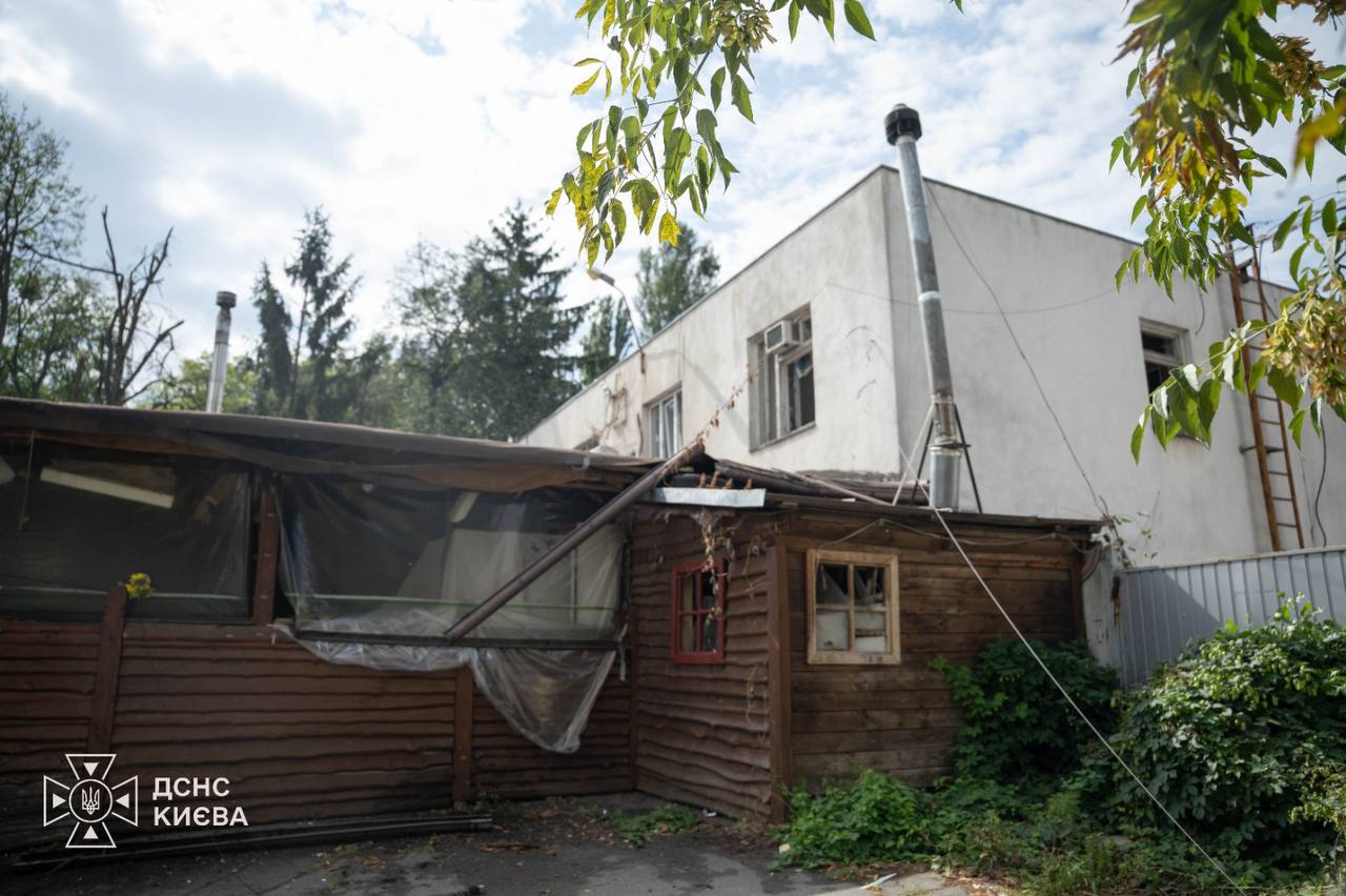 Ворог продовжує завдавати ударів по Києву: під час одного з влучань у кав'ярню отримав поранення чоловік. 8