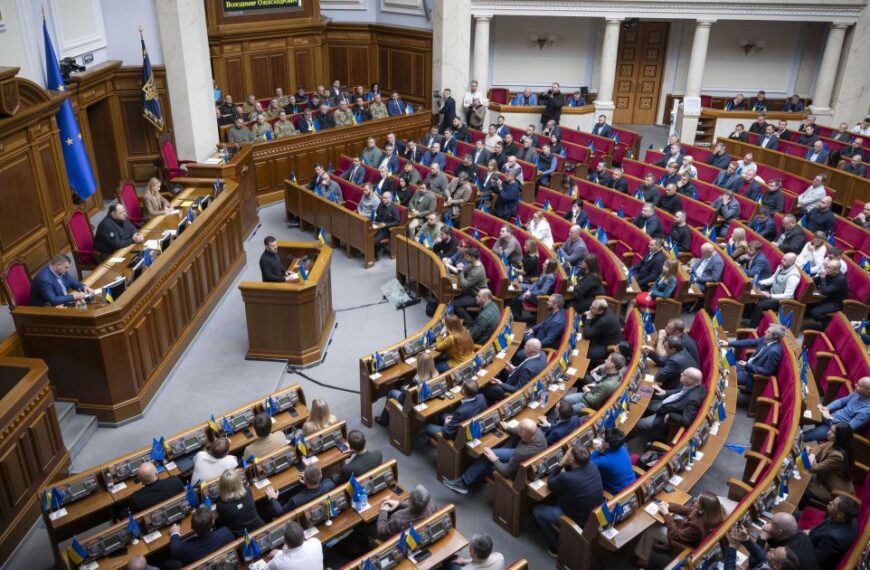 Верховна Рада відновила роботу: кадрові перестановки, протести та&hellip;