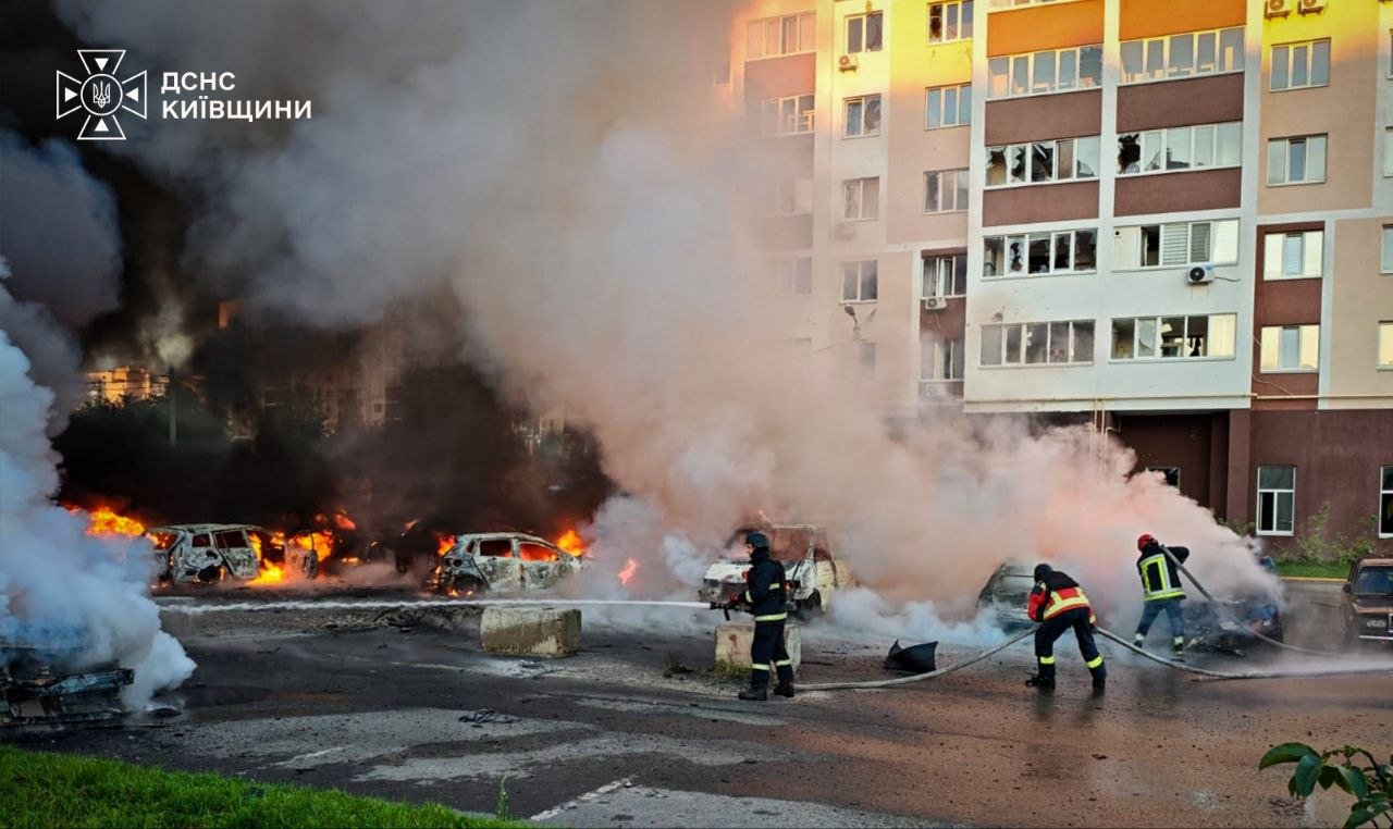 У передмісті Києва сталося займання на складах та загорілися автомобілі через обстріли, а також завдано шкоди багатоквартирному будинку. 12