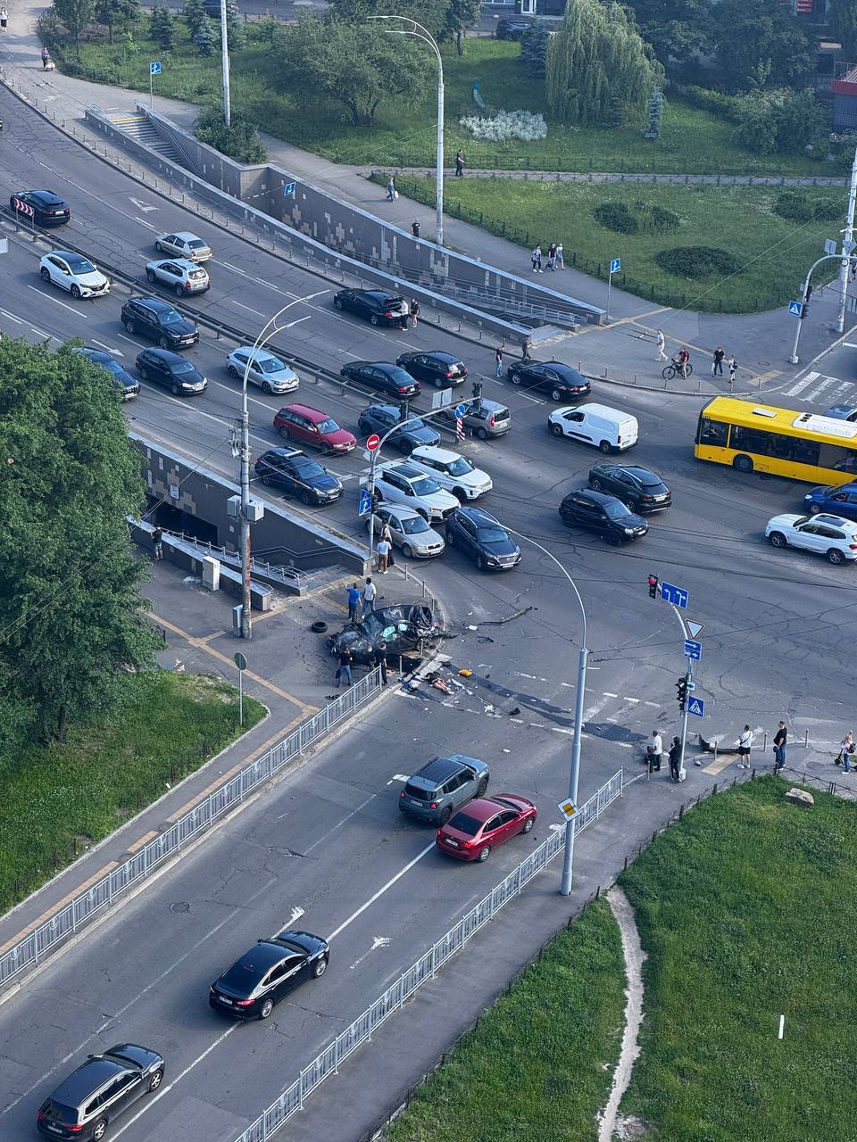 На Солом'янській площі автомобіль на великій швидкості врізався в підземний перехід, внаслідок чого є жертви. 17 На Солом'янській площі автомобіль на великій швидкості врізався в підземний перехід, внаслідок чого є жертви. 12