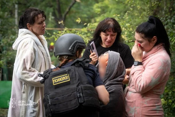 Безперервні обстріли Києва, ліквідація складів та торгових центрів, а також скидання семи авіабомб на Краматорськ: фотозвіт України за тиждень з 22 по 30 серпня. 36 27 серпня. В одному з районів Одеси виникла пожежа у приватному житловому будинку. Також пошкоджені фасад та вікна поруч розташованих будівель. Психологи ДСНС на місці надали допомогу 4 людям, серед них — дитина. / © ДСНС