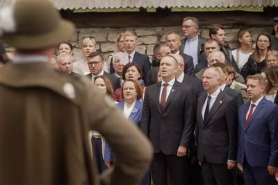 Президент Польщі Анджей Дуда (в центрі) на старому цвинтарі у селі Радруж Підкарпатського воєводства поруч із пам'ятником полякам, які загинули під час Другої світової війни від дій УПА. Польща, 11 липня 2026 року