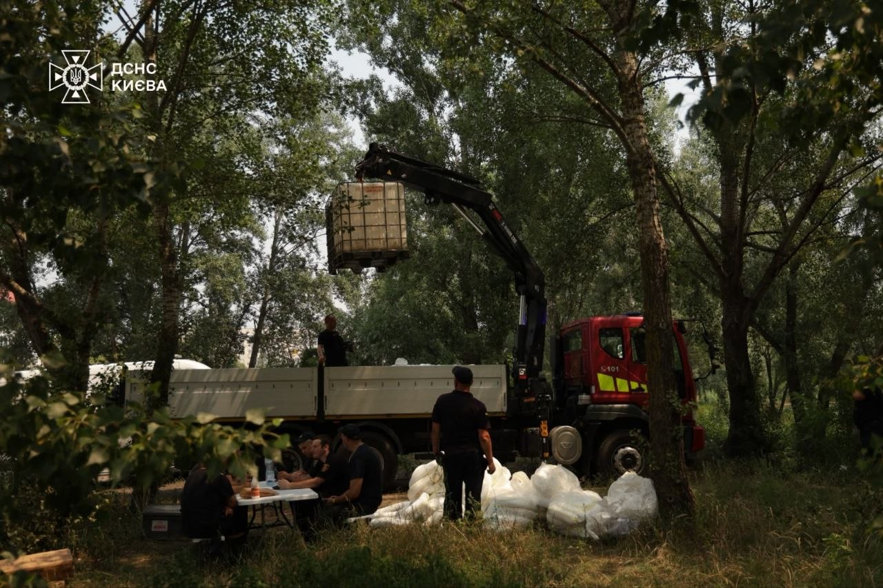 У водоймі Кирилівського озера, що постраждала від обстрілів, зникає усе живе — яким чином намагаються врятувати цей водний об'єкт 16