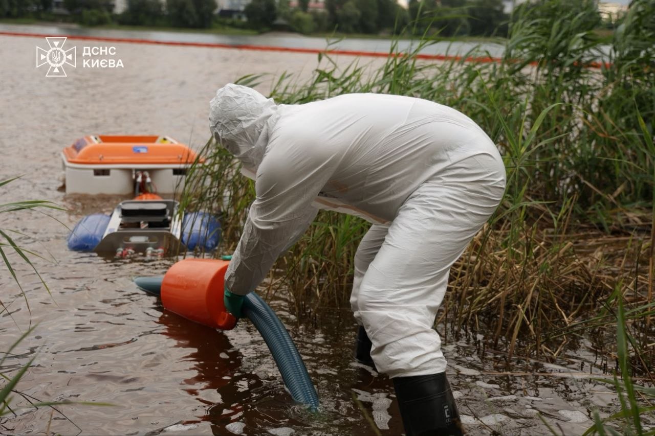 У водоймі Кирилівського озера, що постраждала від обстрілів, зникає усе живе — яким чином намагаються врятувати цей водний об'єкт 20