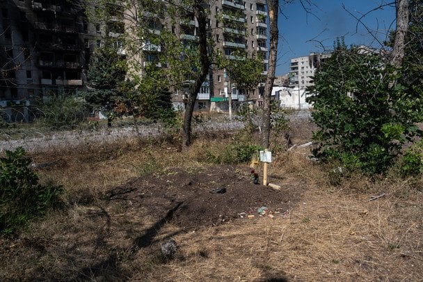 Безперервні обстріли Києва, ліквідація складів та торгових центрів, а також скидання семи авіабомб на Краматорськ: фотозвіт України за тиждень з 22 по 30 серпня. 24 22 серпня 2026. У Холодному Яру у дворі житлового будинку поховали людей, яких вбили росіяни. / © Associated Press