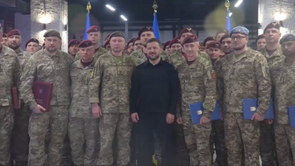 Зеленський вручив державні нагороди військовим на передовій, зокрема “Золоті зірки” Білецькому та Колодію.