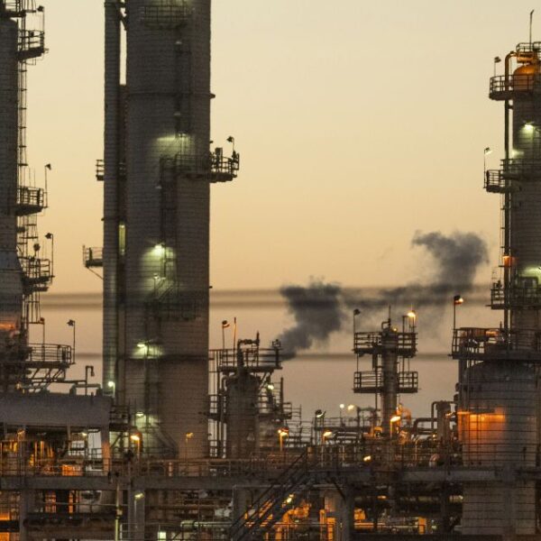 Удари по нафтопереробних заводах принесли успіх: переробка нафти в Росії&hellip;