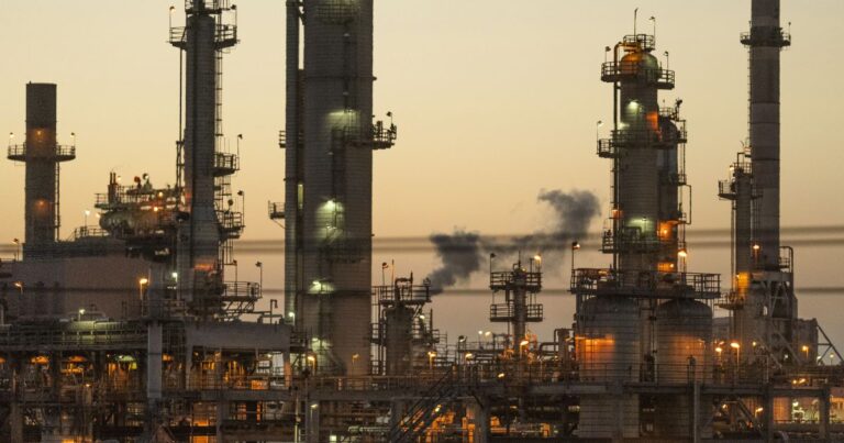 Удари по нафтопереробних заводах принесли успіх: переробка нафти в Росії досягла найнижчої точки за останню чверть століття 24 Удари по нафтопереробних заводах принесли успіх: переробка нафти в Росії досягла найнижчої точки за останню чверть століття 18
