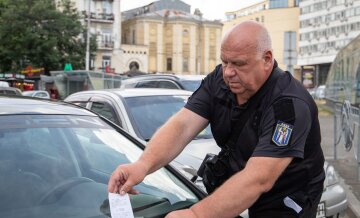 Штраф 680 гривень та евакуатор: автомобіль, припаркований біля під'їзду або на зеленій зоні, буде вилучено. 7 Інспектор виписує штраф за паркування