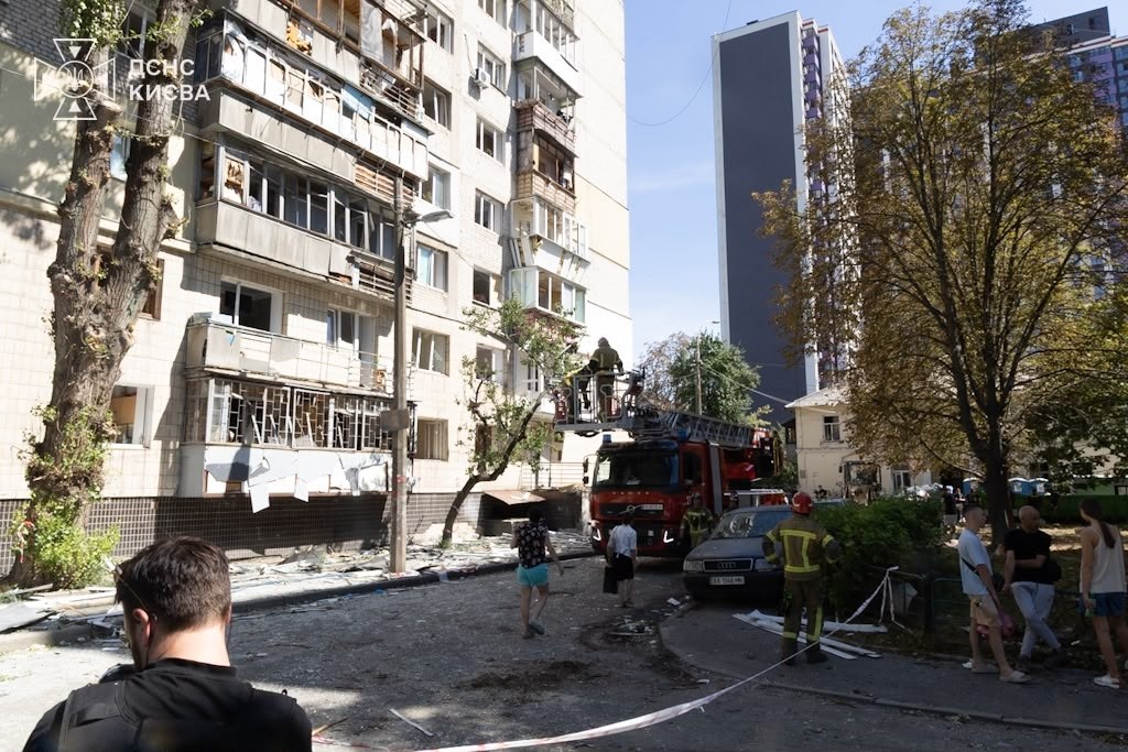 18 будинків у Святошинському районі відновлюють після російських обстрілів 27 18 будинків у Святошинському районі відновлюють після російських обстрілів 22