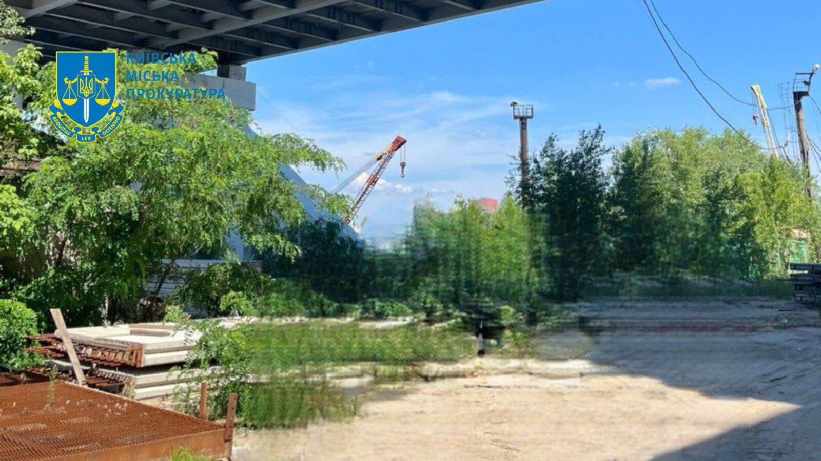 Будівельну компанію мосту через Дніпро зобов'язали вивезти відходи з Труханового острова 17