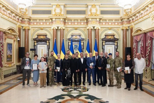 Олена і Володимир Зеленські та лауреати нагороди / © Офіційний сайт Президента України