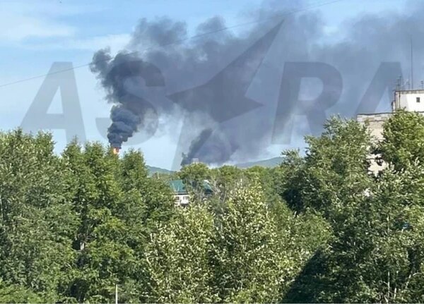 Нафтопереробні заводи в російських містах Комсомольськ-на-Амурі та Орськ охоплені вогнем.