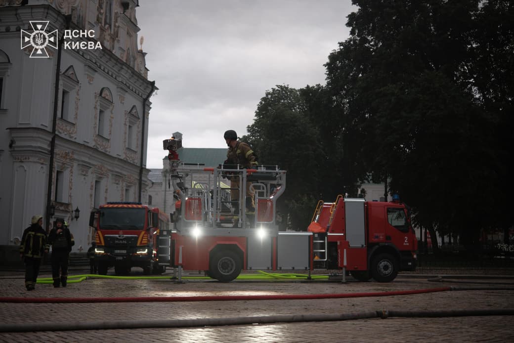 У столиці росіяни завдали шкоди храму на території Києво-Печерської обителі - спалахнула пожежа. 15