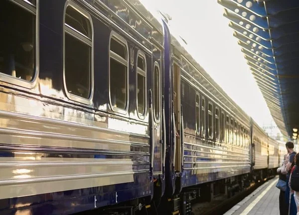 Через російські напади “Укрзалізниця” коригує схеми руху багатьох потягів.