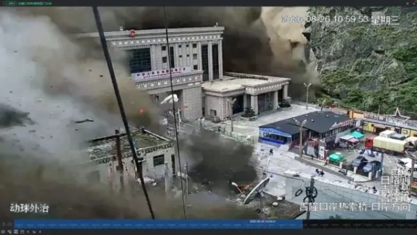 Кадр із камери CCTV. Хмари пилу піднімаються поряд із будинками.
