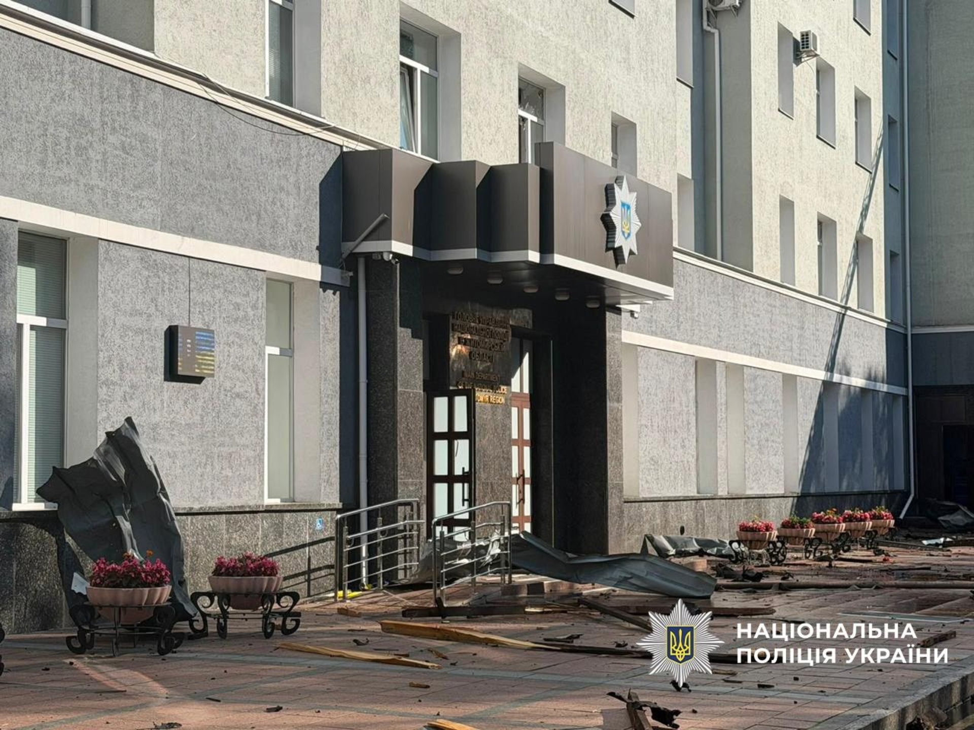 У Житомирі: два життя обірвано, десять поранено через влучання у будівлю Нацполіції 4