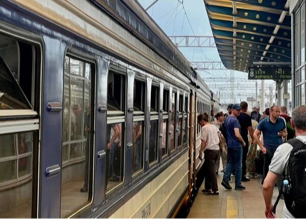 Київський приміський поїзд частково відновив курсування