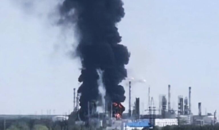 Силы обороны атаковали нефтеперерабатывающий завод "Киришинефтеоргсинтез" в России. 23