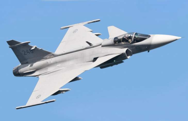 Угорський винищувач Gripen впав біля військової бази в місті Сольнок. 2