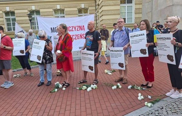 У Варшаві відбулася акція протесту проти нападів на громадян України, під час якої прем’єр-міністру Туску було передано відповідну петицію.