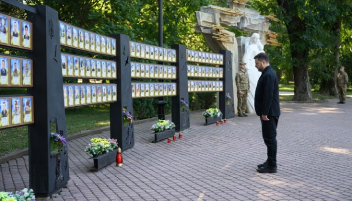 Зеленський в Івано-Франківську вшанував пам'ять загиблих українських воїнів