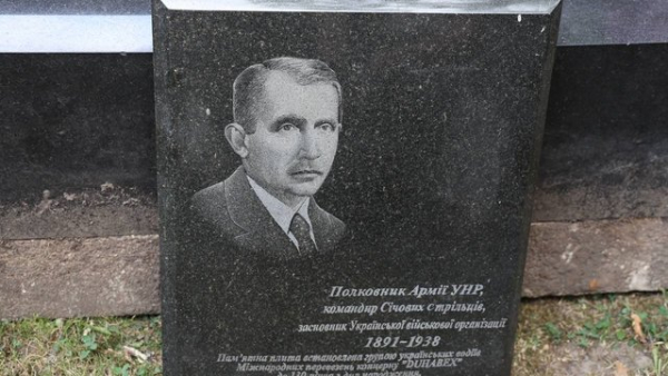 Пам'ятник Коновальцю з кладовища в Роттердамі буде зберігатися в його родинному маєтку на Львівщині – ОВА 2