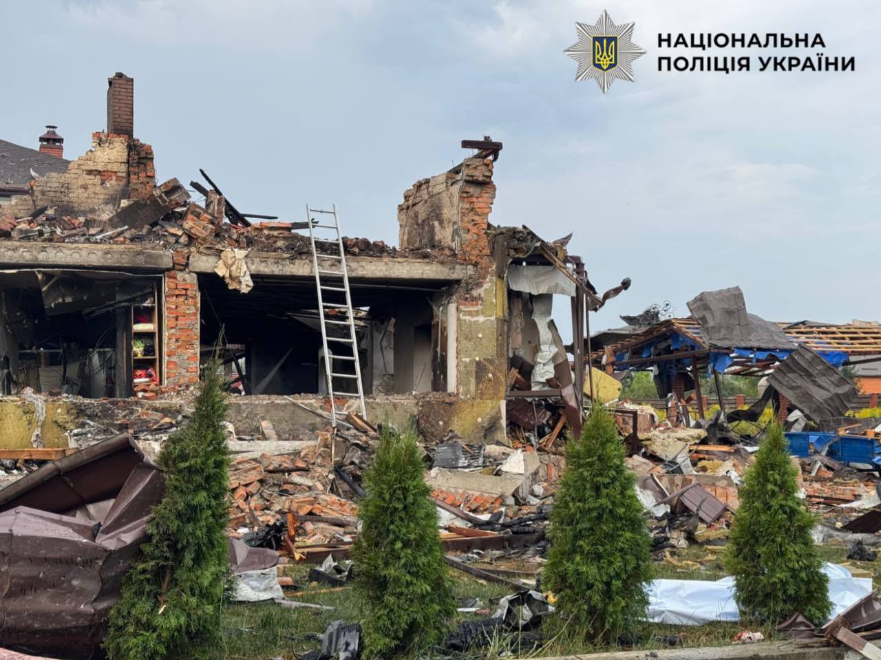 Уламки російських дронів зруйнували будинок на Київщині, спричинивши загибель директорки київського ліцею разом з чоловіком і онуком. 25