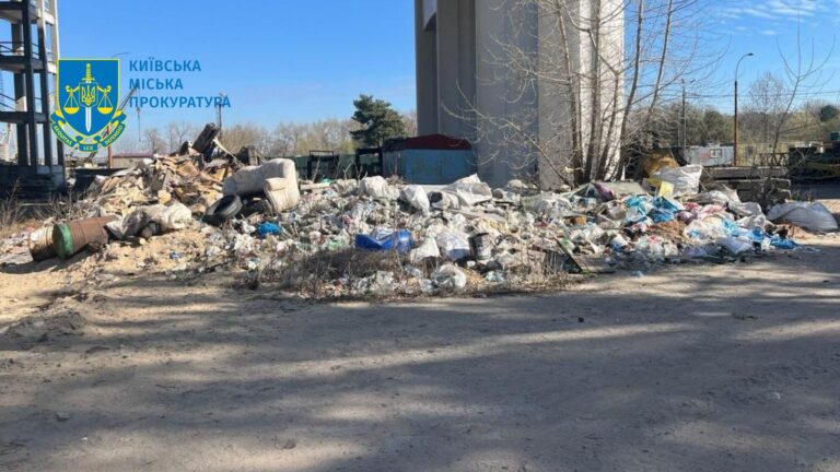 Будівельну компанію мосту через Дніпро зобов'язали вивезти відходи з Труханового острова 17
