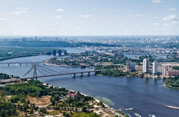 Екологи роз’яснили причини зміни кольору Дніпра в Києві та появи піни.