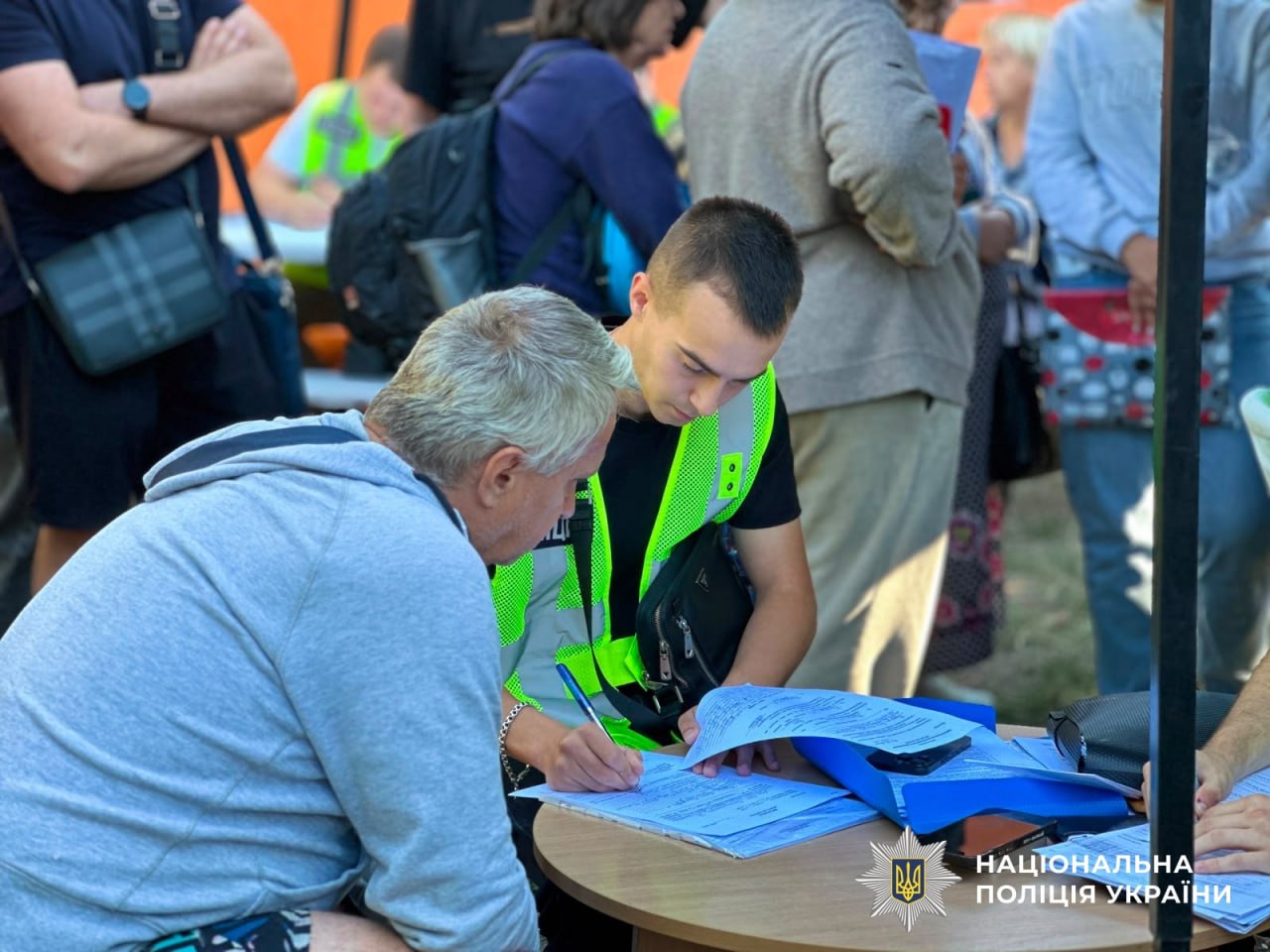 Рятувальники витягли з-під уламків жінку, кількість жертв у столиці зросла до 13 осіб. 9