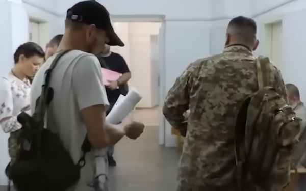 Територіальні центри комплектування почали відправляти повістки особам, які мають бронювання: кого мають право мобілізувати