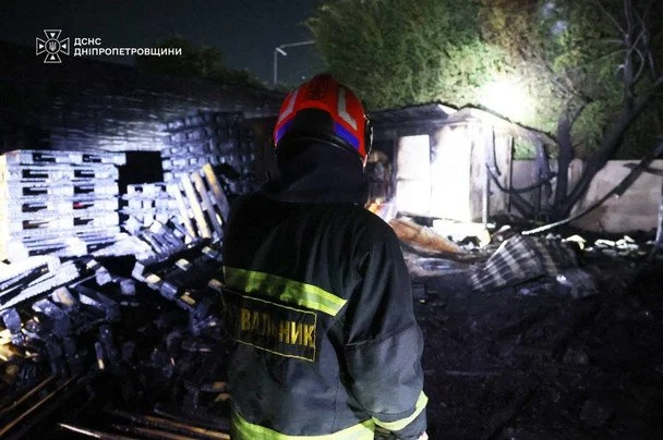 Обвуглений і зруйнований: Росія атакувала відомий ТРЦ неподалік великого обласного центру, подробиці (жахливі фото) 10 / © ДСНС у Дніпропетровській області