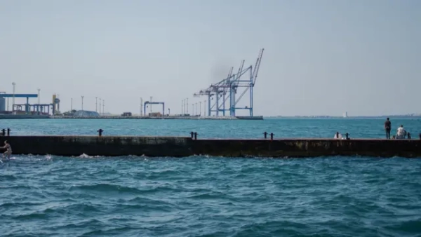 Як Росія вистежує цивільні кораблі в Чорному морі - звіт BBC 6 Чоловік на причалі дивиться на крани вдалині в одеському порту. У кадрі немає жодного корабля, що свідчить про те, наскільки порожні доки на тлі нещодавніх російських атак