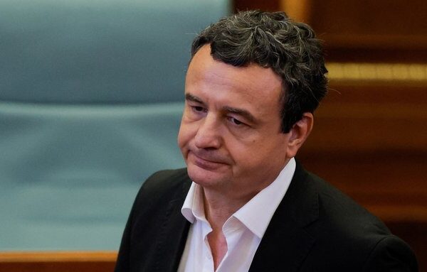 У Косові народна обраниця кинула кілька яєць у главу уряду під час сесії Верховної Ради
