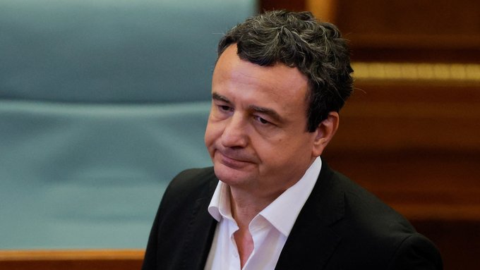 У Косові народна обраниця кинула кілька яєць у главу уряду під час сесії Верховної Ради 2