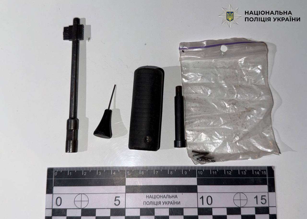 Шахраї викрали з помешкання літньої жінки на Оболоні майже 750 тисяч гривень. 18 Шахраї викрали з помешкання літньої жінки на Оболоні майже 750 тисяч гривень. 13