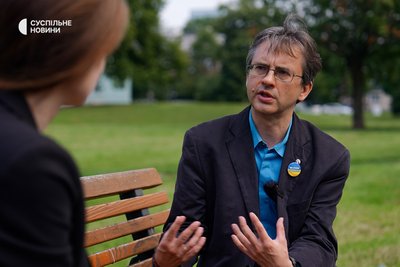 Соціолог і редактор журналу «Ніколи більше», координатор Центру моніторингу расизму у Варшаві Рафал Панковський спілкується з журналісткою «Суспільного». Варшава, Польща, липень 2026 року