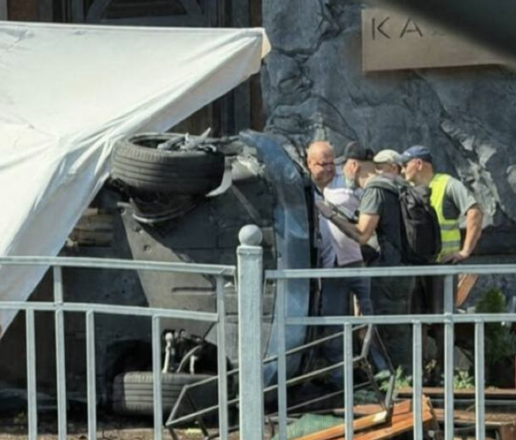 Біля палацу «Україна» автомобіль здійснив наїзд на терасу закладу харчування. 4