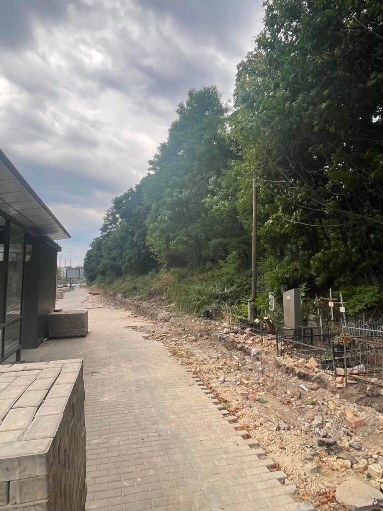 Історичну огорожу демонтували на Байковому кладовищі 25
