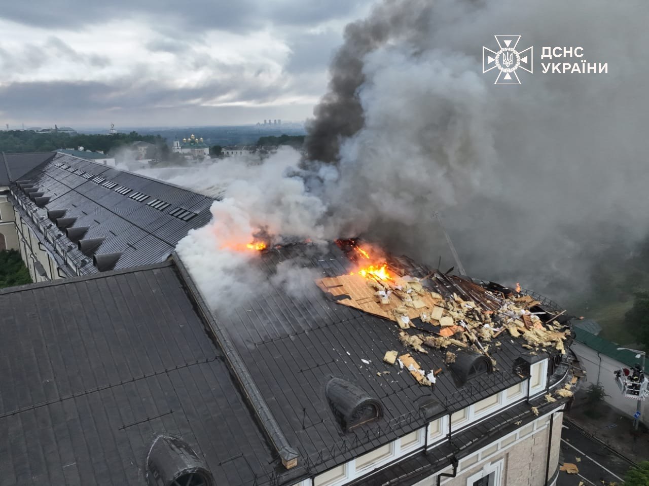 У столиці росіяни завдали шкоди храму на території Києво-Печерської обителі - спалахнула пожежа. 16