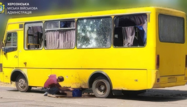 Російські війська завдали удару безпілотником по маршрутному таксі в Херсоні, внаслідок чого п’ятеро людей зазнали поранень.